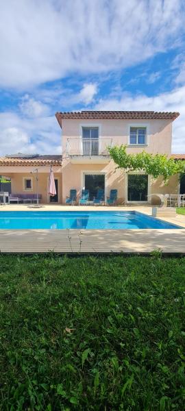 Villa 5 p avec piscine privee